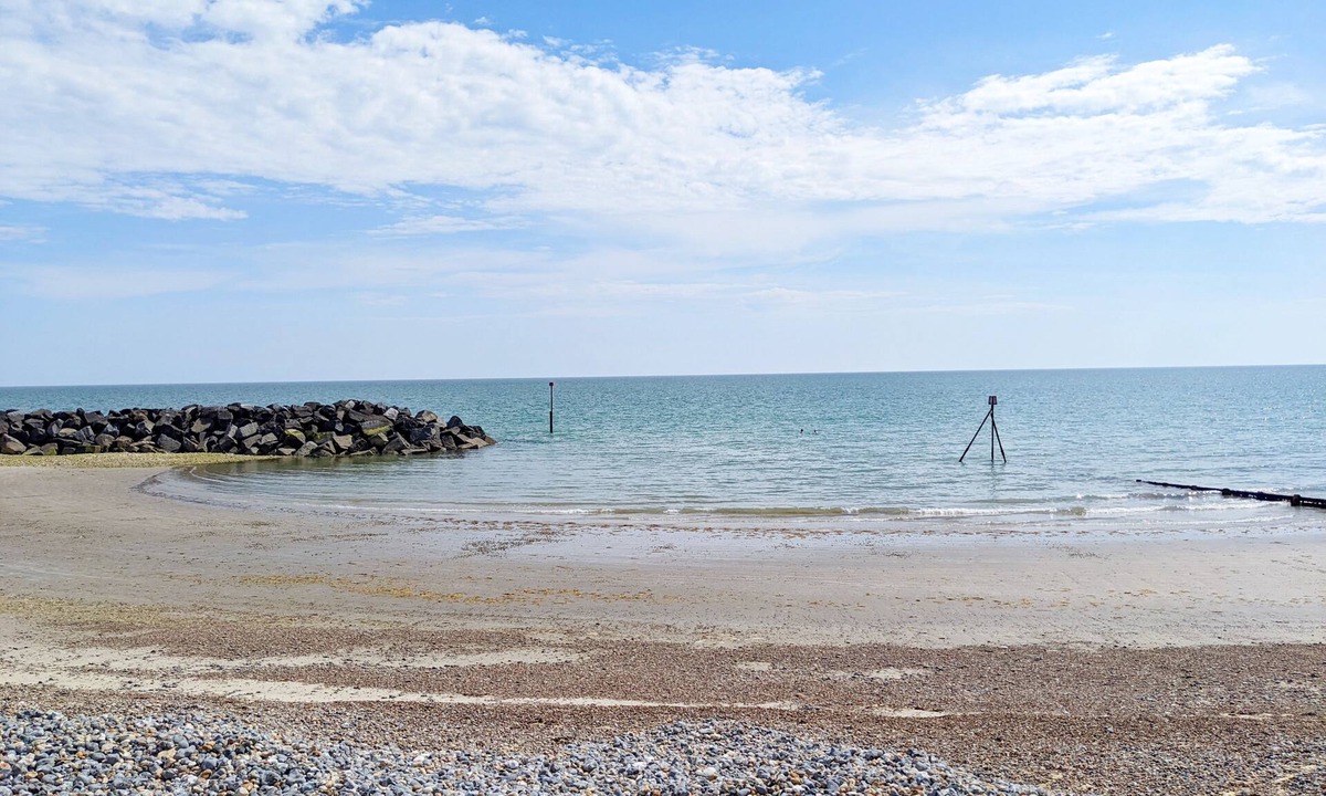 Middleton-on-Sea Cottage | A family house that sleeps 8 guests in 4 bedrooms