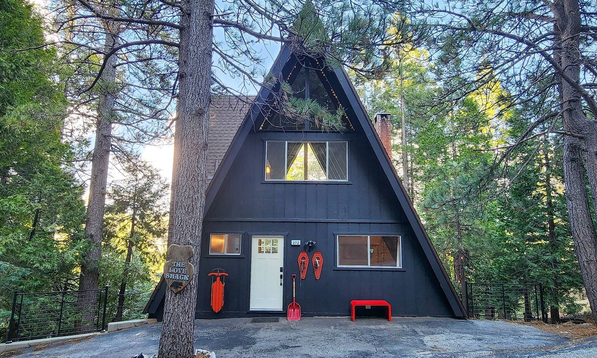 Blue Jay Cabin | A-Frame - 4 Bedroom + Loft Game Room Lake Access Fenced Yard AC