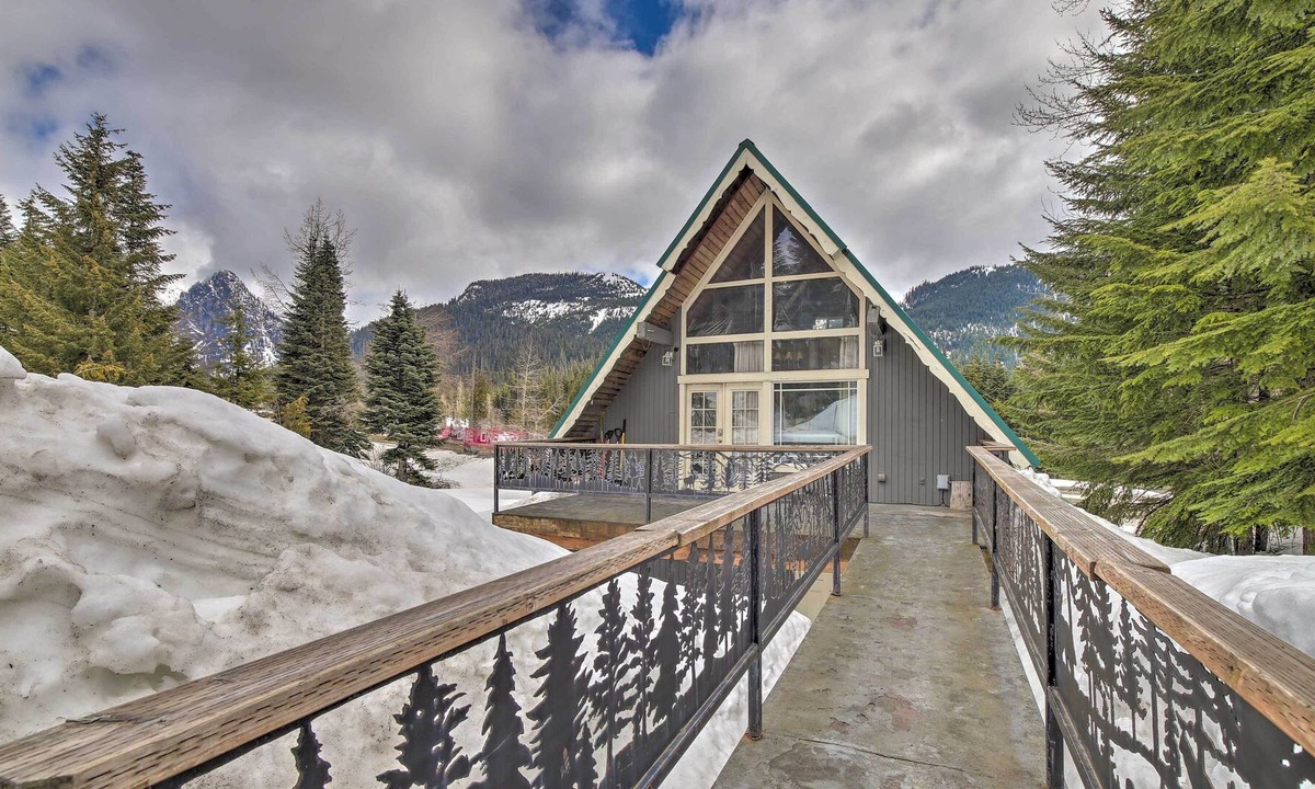 Snoqualmie Pass Cabin | A-Frame w/ Views: Walk to Snoqualmie Lifts!