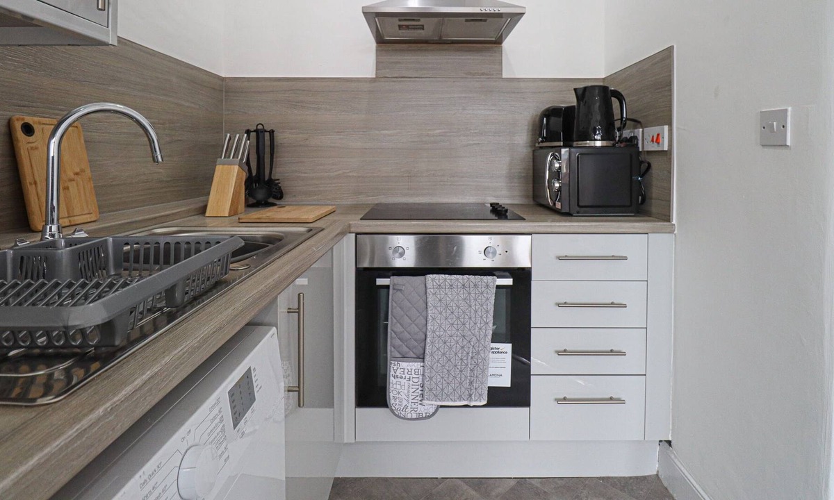 Renfrew Apartment | A fully equipped flat in a residential area not far from Glasgow Airport and M8 Motorway.