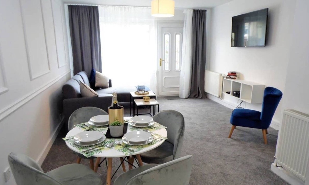Johnstone House | A fully equipped house in a residential area not far from Glasgow Airport and M8 Motorway.