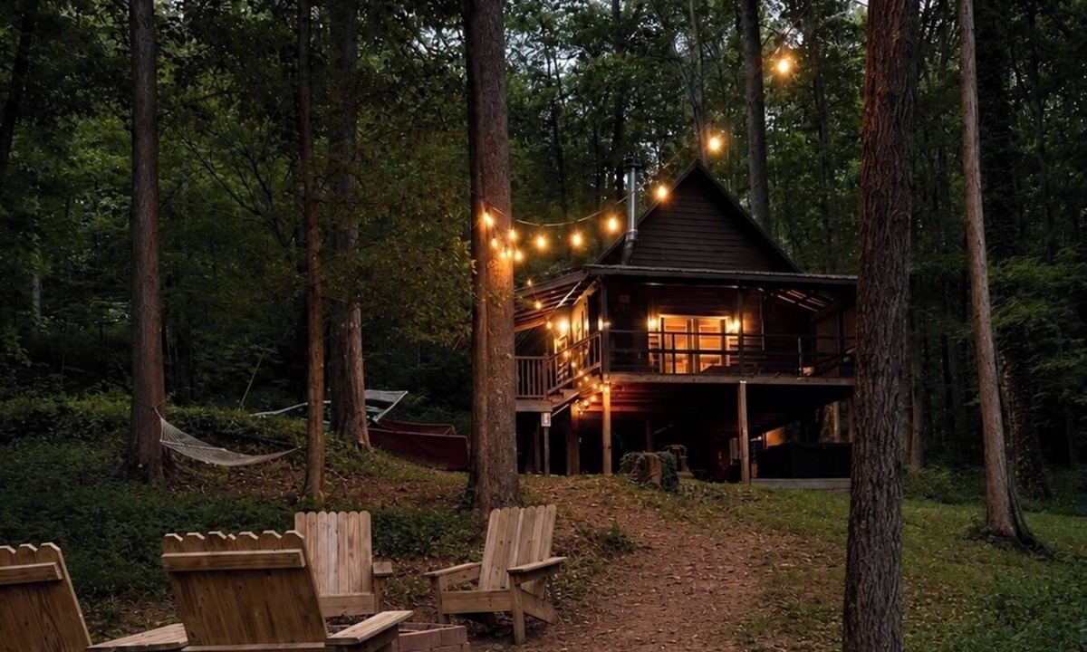 Clarkesville Cabin | A Holler From Helen Cabin ~ Just 5 Miles to Downtown Helen! Voted #1 By Dogs!