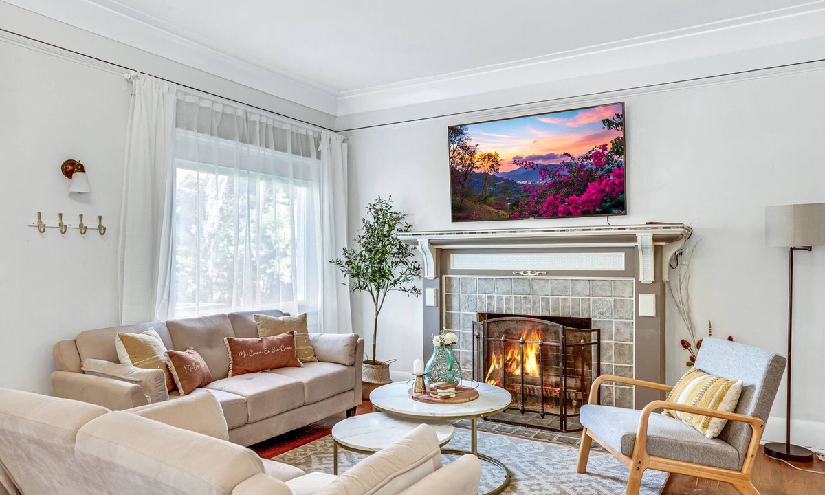Bungalow Heaven House | A Huge, Calm, Relaxing, Beautiful Home close to Universal Studio