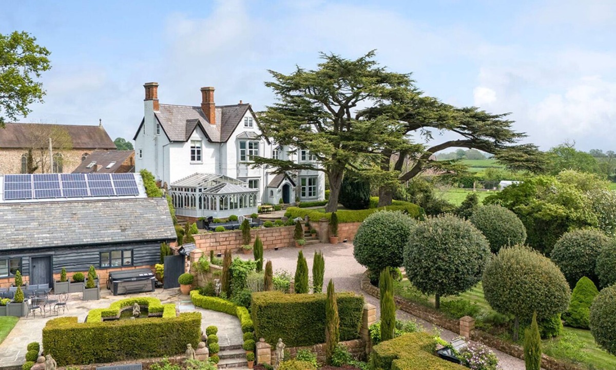 Halfway House House | A luxurious and beautifully restored Victorian Rectory nestled in the heart of Shropshire’s stunning countryside. Perfect for family gatherings, celebrations, or a peaceful retreat, this elegant estate sleeps up to 14+5 guests.