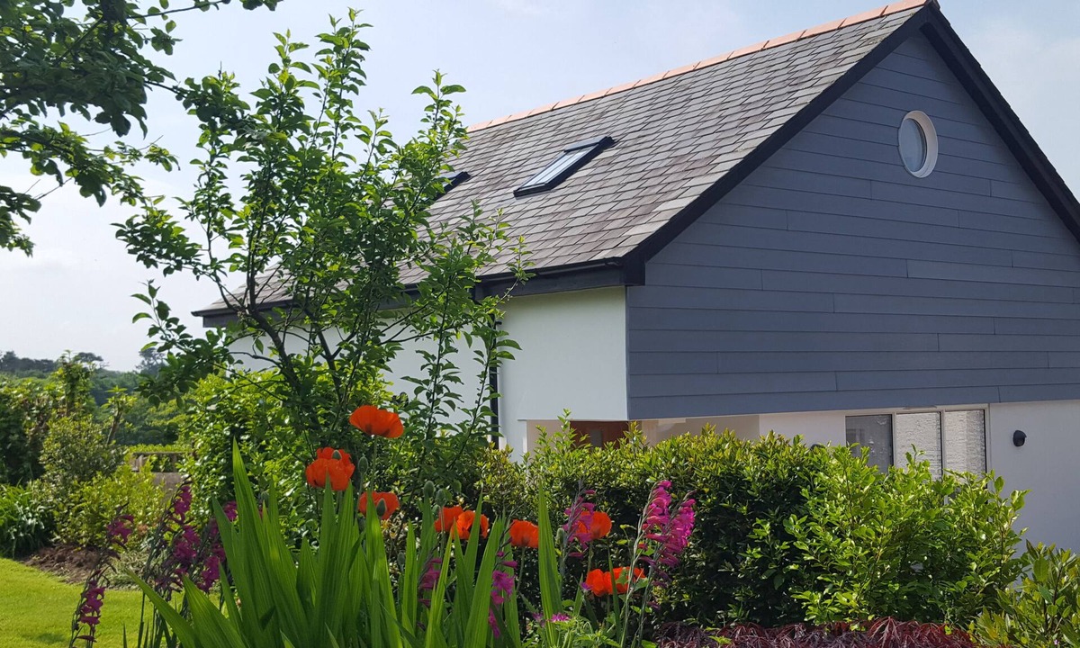 Poughill House | A luxurious spacious home, village location. 5 mins to the beach, EV Charger.
