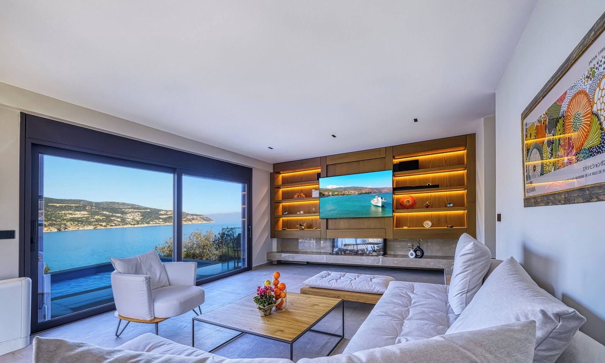 Xiropigado Villa | A luxurious specious 4 bedroom 3.5 bathrooms sea front modern villa
