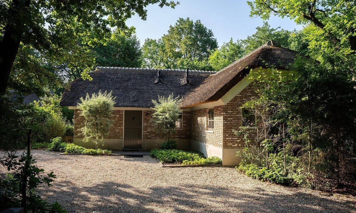 Ermelo House | A luxury group accommodation in which you can spend a nice time with your family or group of friends. This large robust house accommodates everyone, has a spacious living room, and has 8 bedrooms and 4 bathrooms.