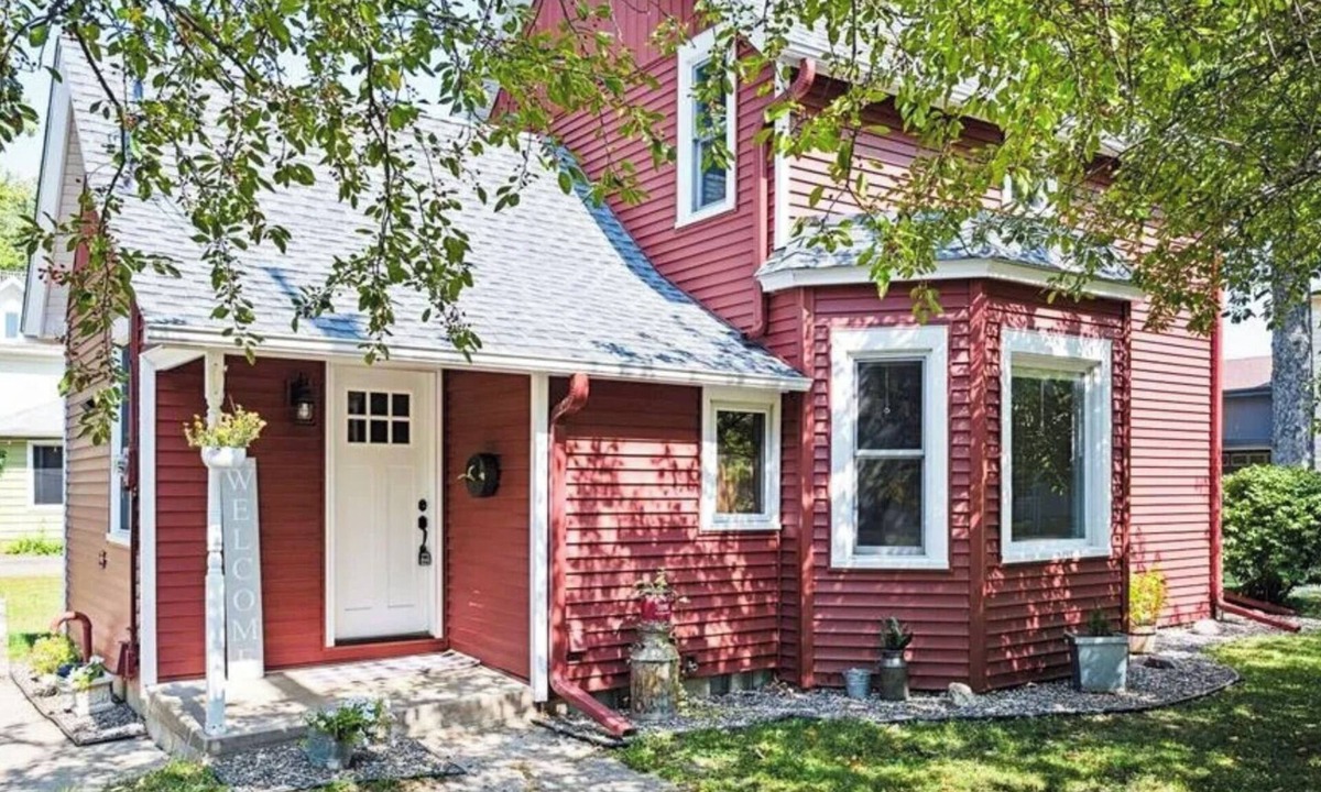 Watertown House | A meticulously restored farm house with a blend of vintage charm & modern luxury