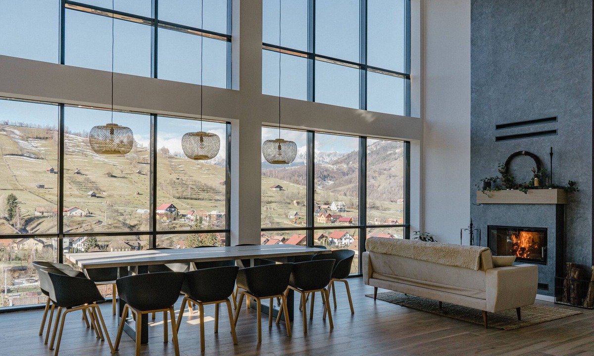 Bran Ski Chalet | A modern chalet located on a hill with an extraordinary view