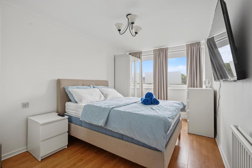 Syon Apartment | A modern, comfortable flat in West London near Kew Gardens
