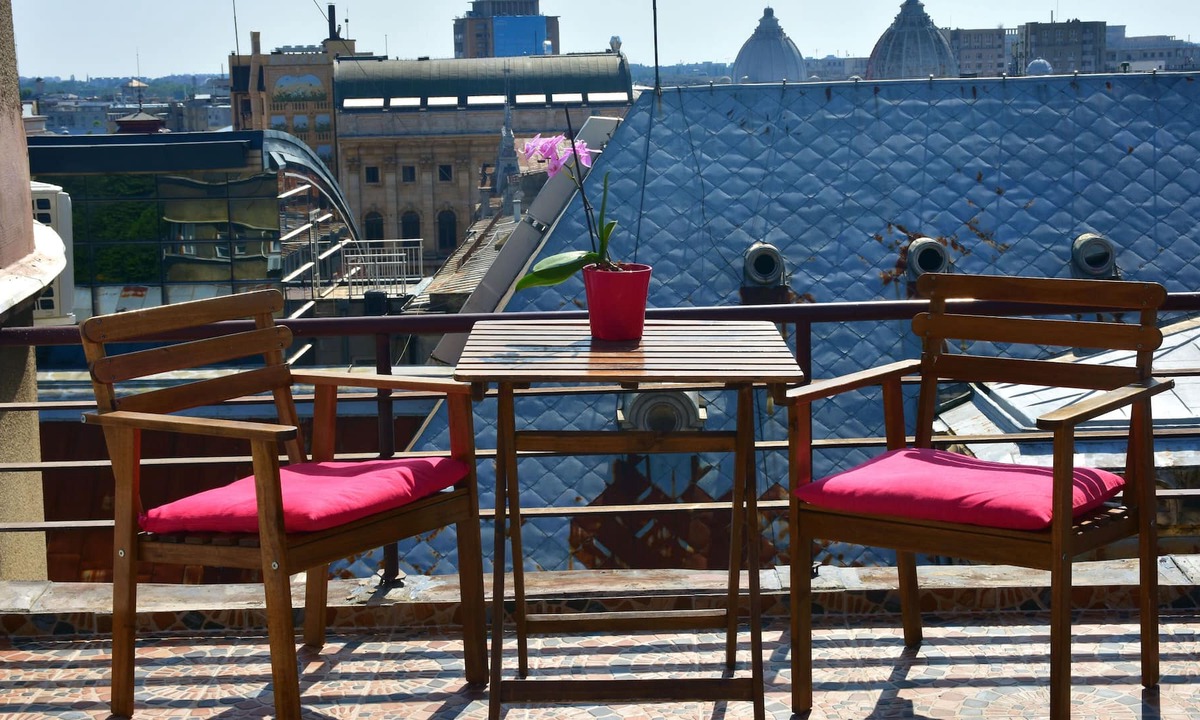Bucharest City-Centre Apartment | A modern studio, overlooking the Old Town, in walking distance to shops, restaur