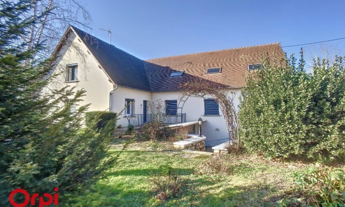 Montmarault Apartment | A Montmarault, L'Arbre de Vie vous propose 2 couchages et 2 salles d'eau