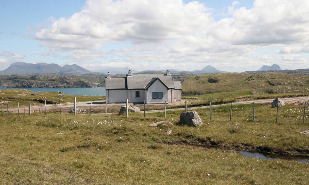 Clachtoll Cottage | A pretty detached single storey cottage set in its own grounds.