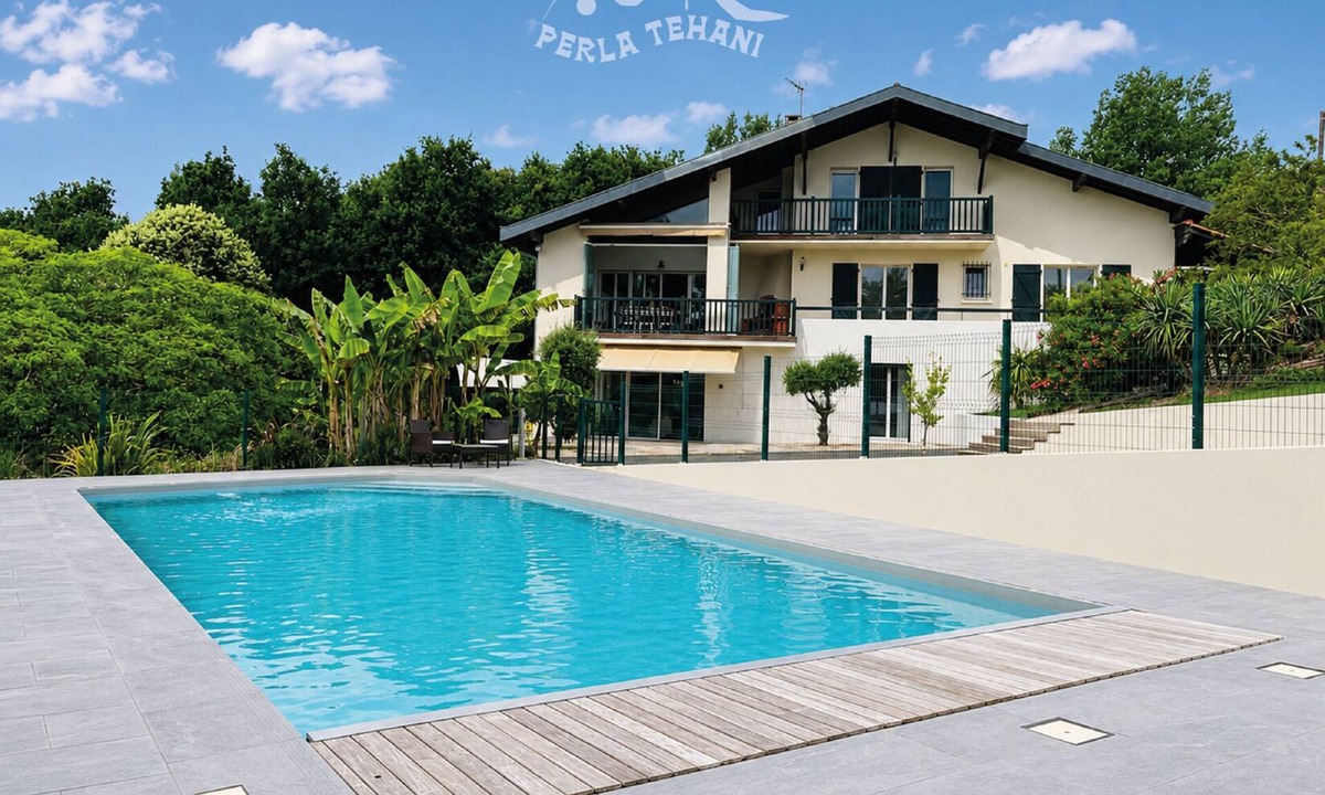 Briscous Apartment | A peaceful spot surrounded by nature near the ocean, with a view of the Pyrenees! Perfect for 8 people!