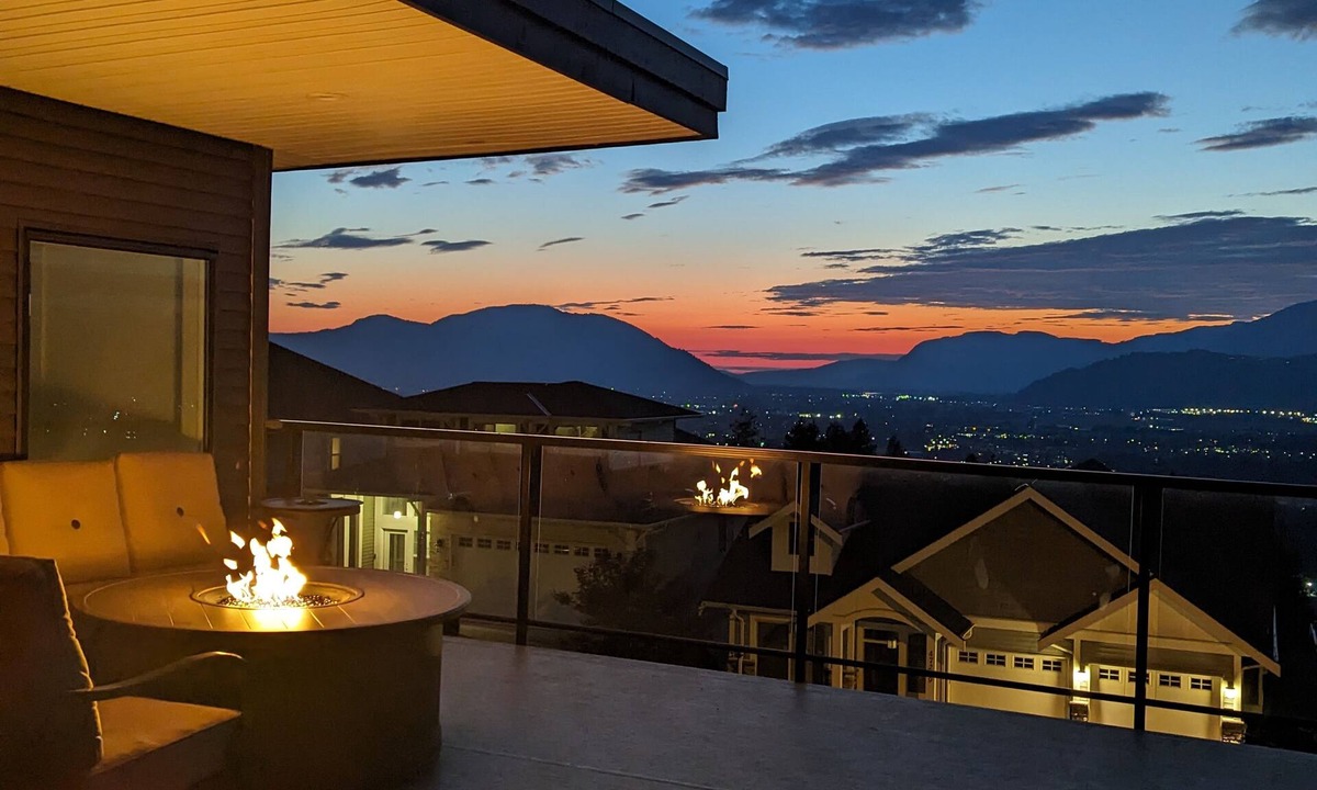 Promontory House | A Perfect Mountain Retreat w/Views, Hot Tub, Home Theatre, Games, PS5 & AC
