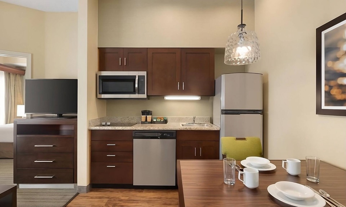 Feather Sound Hotel | A Place to Unwind, Unplug, and Recharge! Full Kitchen, Free Breakfast, Pool!