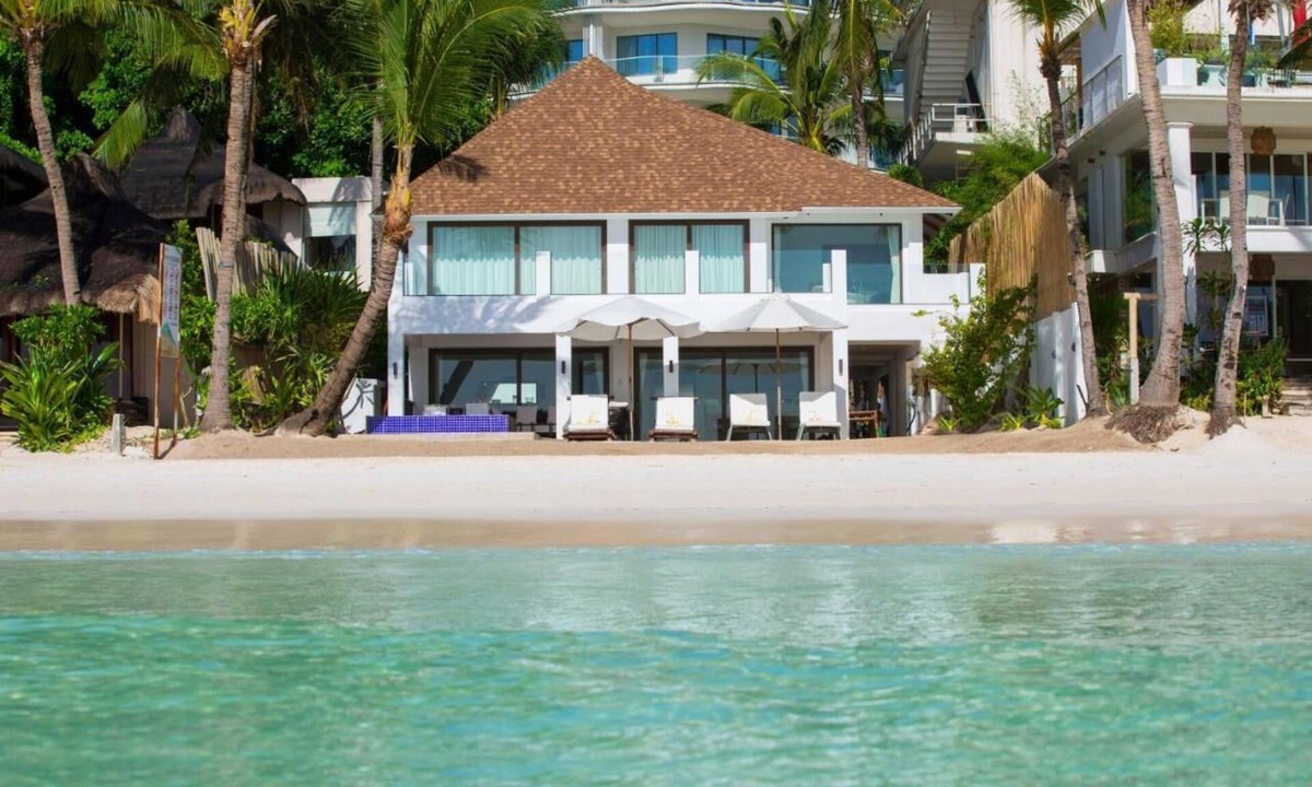 Balabag Villa | A private space on the white beach with 5 large rooms and beds