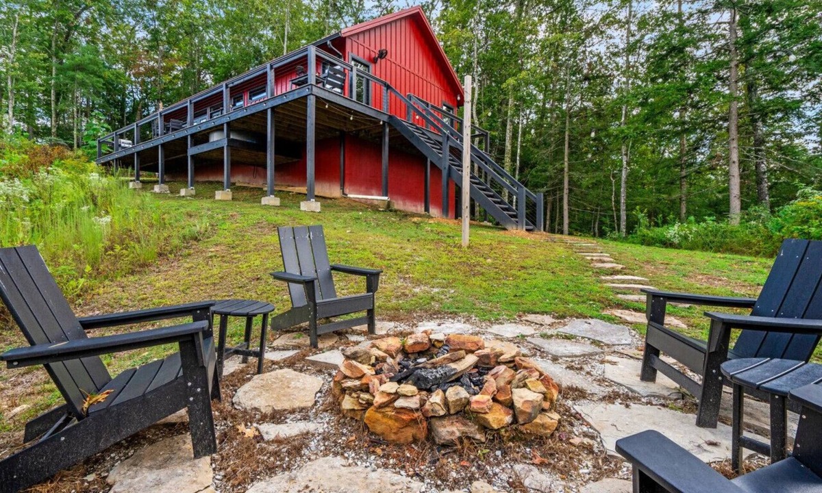 Campton House | A Red River Barnhouse- Hot tub, Firepit, Gas Fireplace
