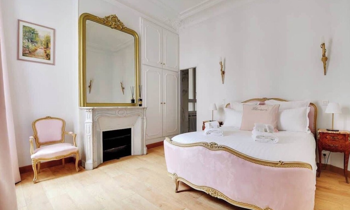 Quartier de la Folie-Mericourt Apartment | A Refined 3-Br/3BA with Balcony in République