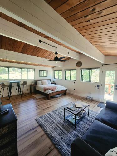 Douglas County House | A Restful Studio Near a Creek and Forest - Pet Friendly
