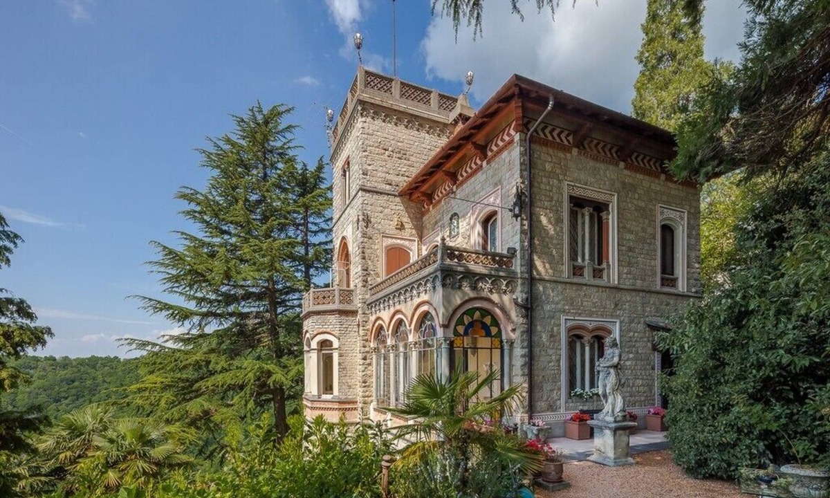 Santa Maria del Monte Villa | A romantic experience in historic villa with private park at SacroMonte Varese