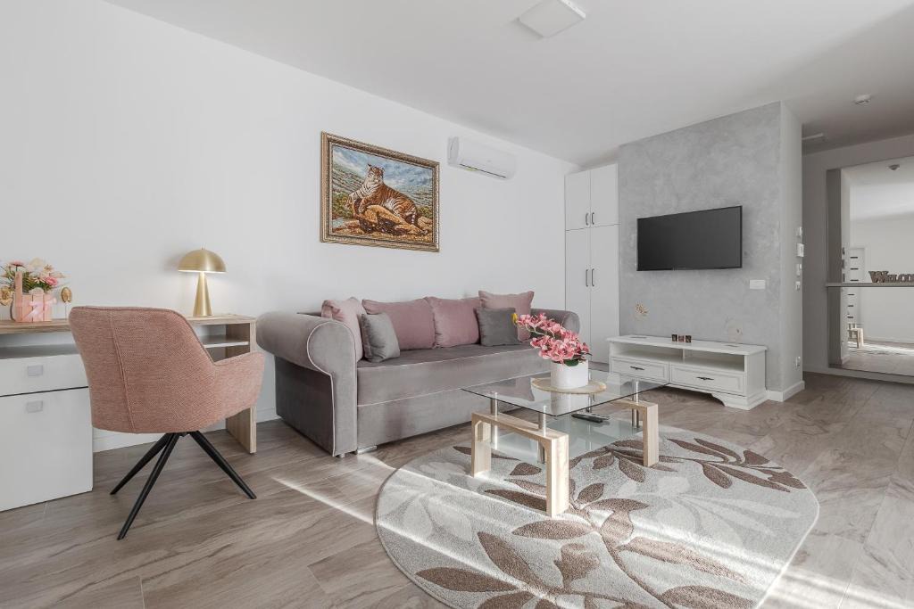 Oradea Apartment | A Rosy Affair