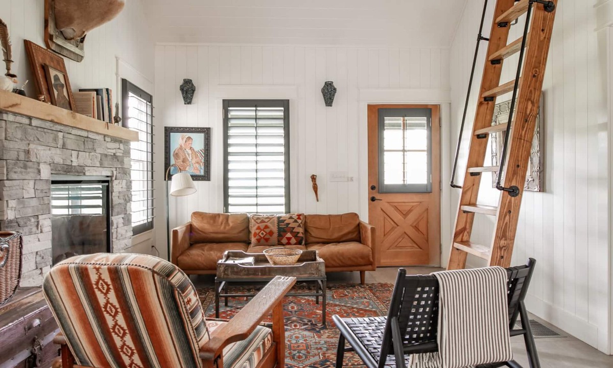 Rome Cottage | A secluded haven on 5,000 acres in NW Georgia, just 45 minutes from Atlanta and Chattanooga, and a quick 10-minute drive to downtown Rome. Explore private trails along the Etowah river, bask in wildlife, and gaze at mesmerizing stars. Your perfect es