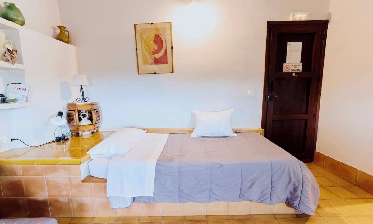 Agost Cottage | A small room with kitchen and bathroom