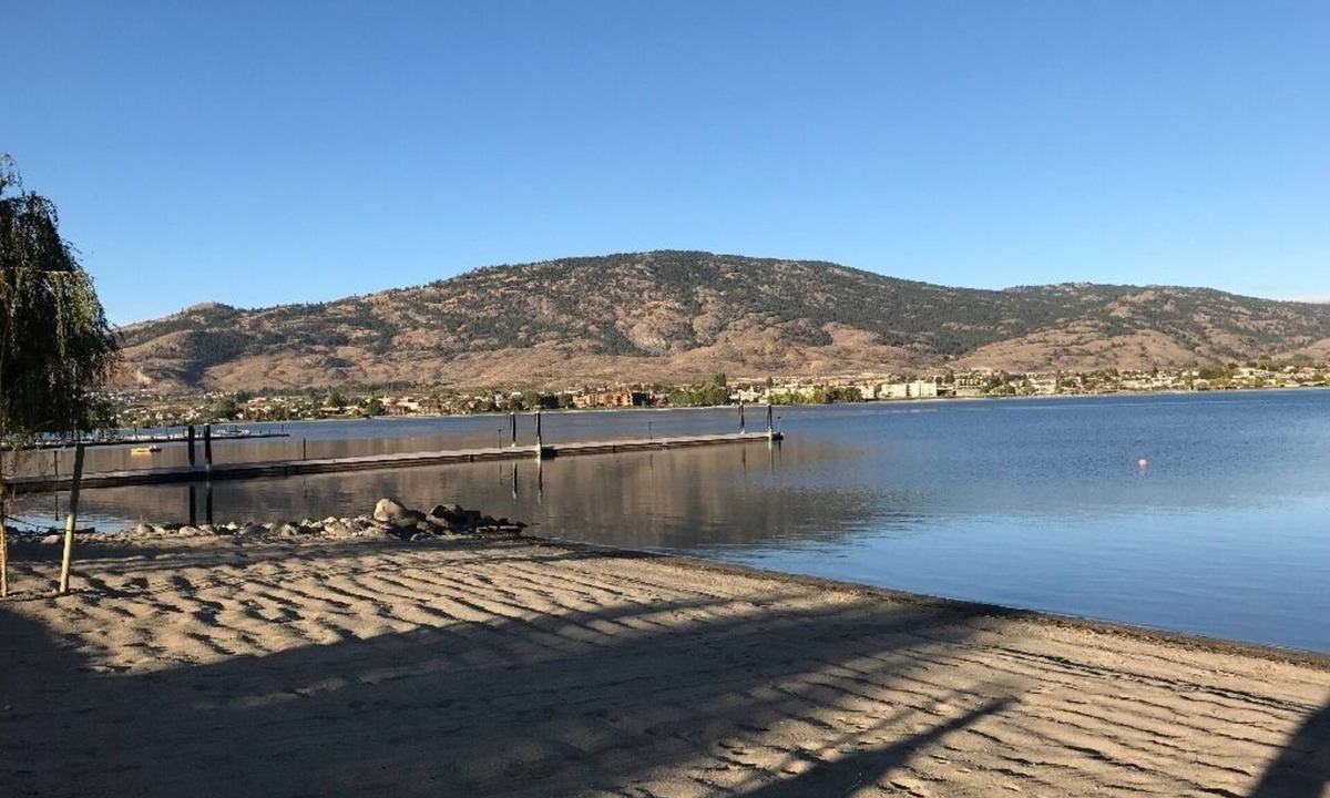 Osoyoos House | A Snow-Bird friendly complex, primary bedroom on the main floor.