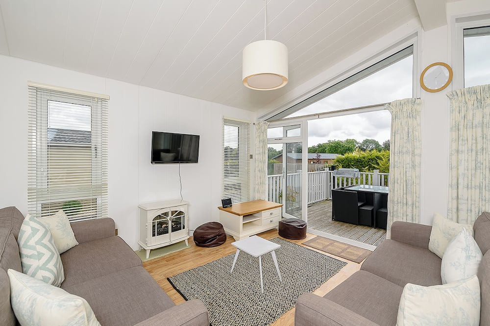 Honiton Ski Chalet | A spacious lodge with one master double with en suite shower room.