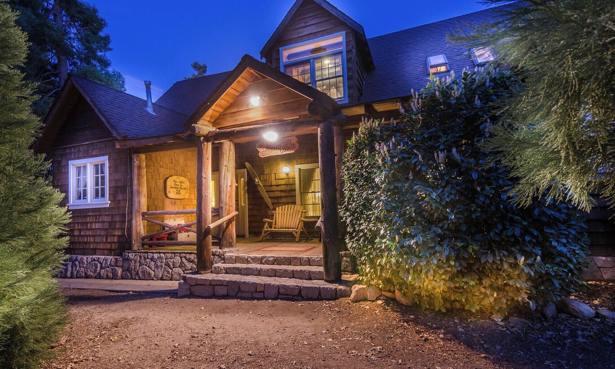 Twin Peaks Hotel | A spacious mountain lodge rich in history that’s perfect for all ages to experience a unique mountain vacation in a beautiful forest setting