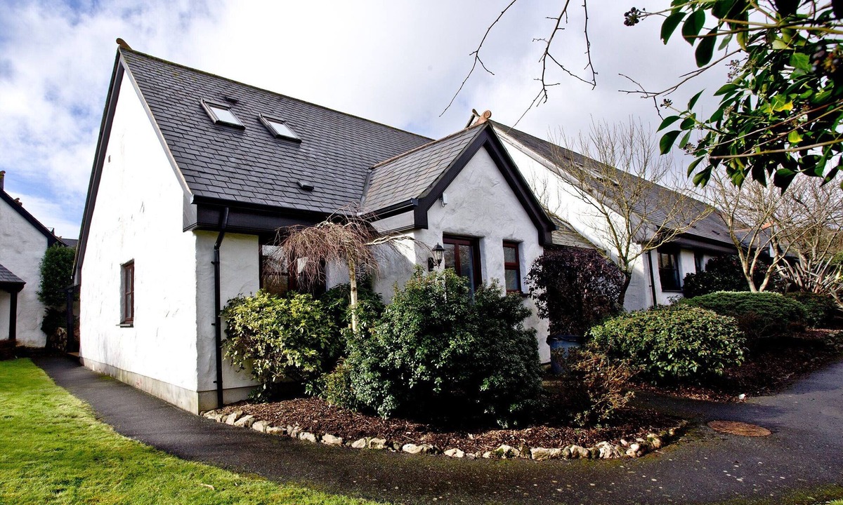 Wadebridge Ski Chalet | A spacious, three-bedroom property with a stylish wraparound terrace.