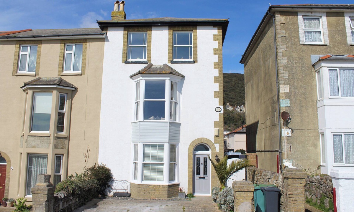 Ventnor House | A spacious Victorian house, with stunning sea views and close to town and sea.