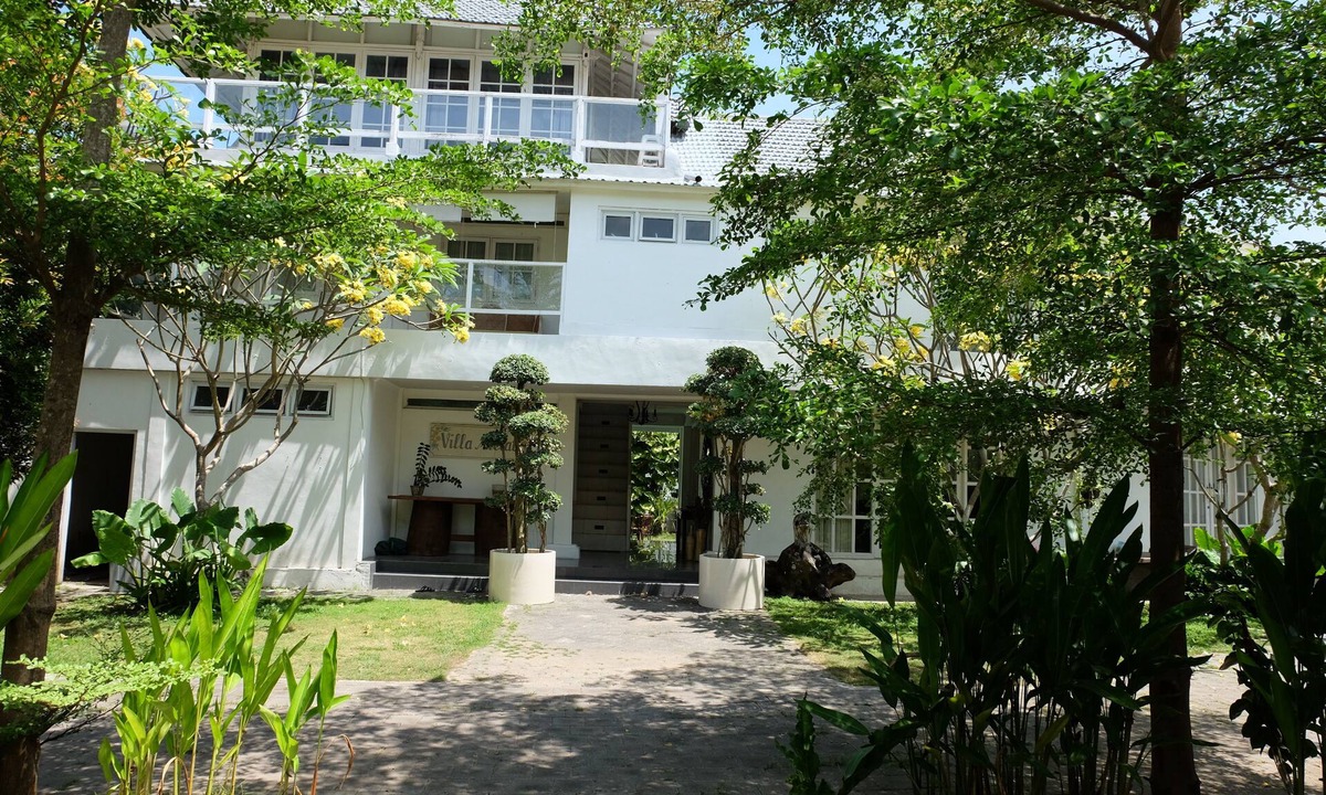 Kerobokan Villa | A Spacious Villa with a Gorgeous Garden in Bali