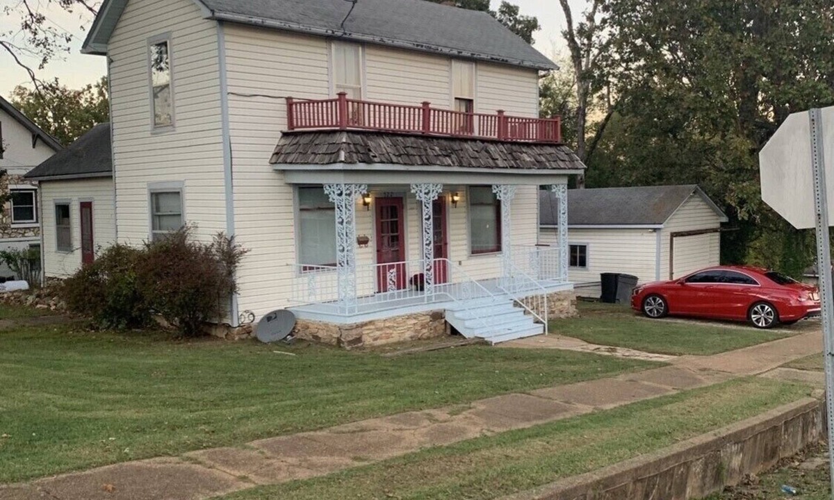Thayer House | A Step Back in Time, Old Fashioned Hospitality. Thayer/Mammoth Spring in town.