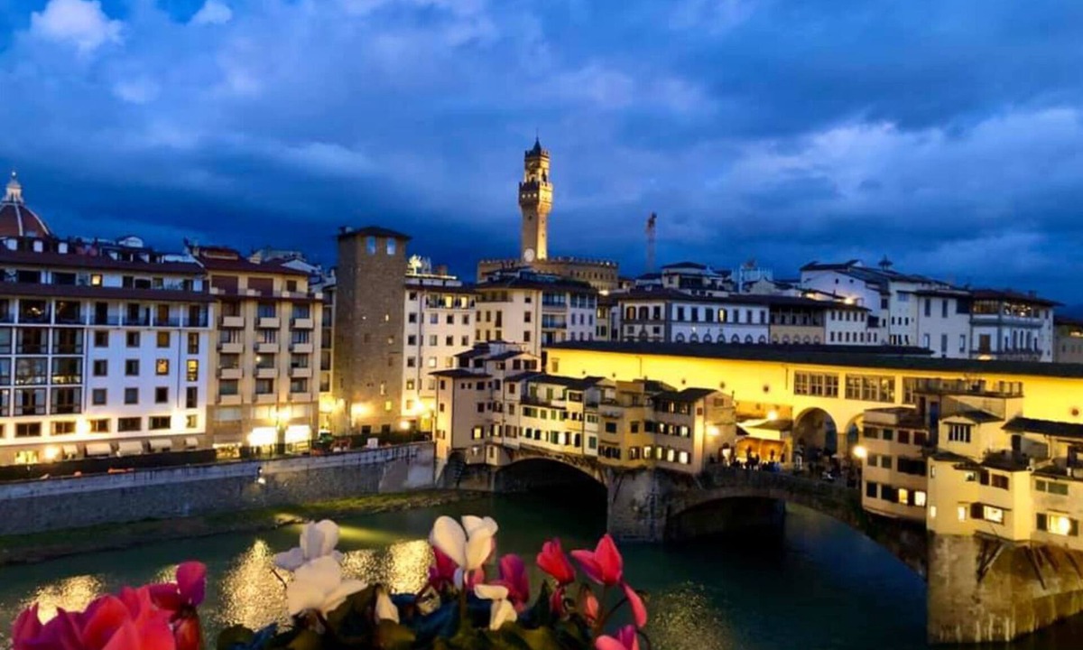 San Niccolo Apartment | A STONE'S THROW FROM UFFIZI MUSEUM Apartment Florence Ponte Vecchio View Luxury