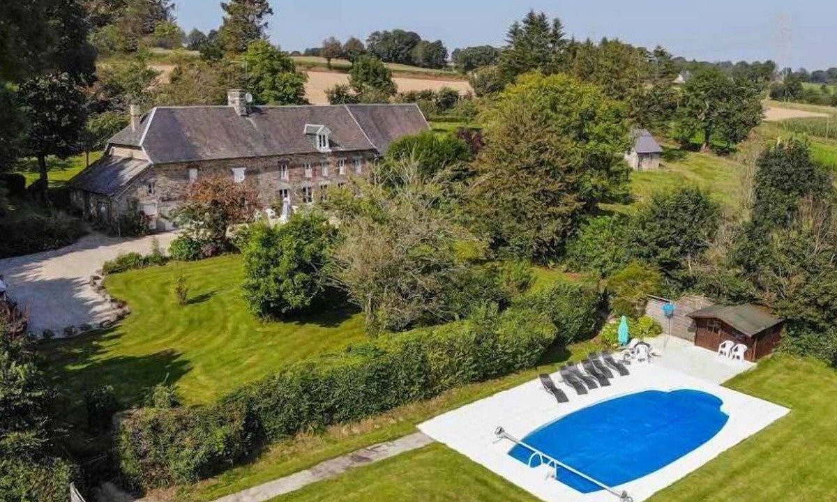 Hambye House | A stunning holiday house in Nomandy with large garden and heated pool.