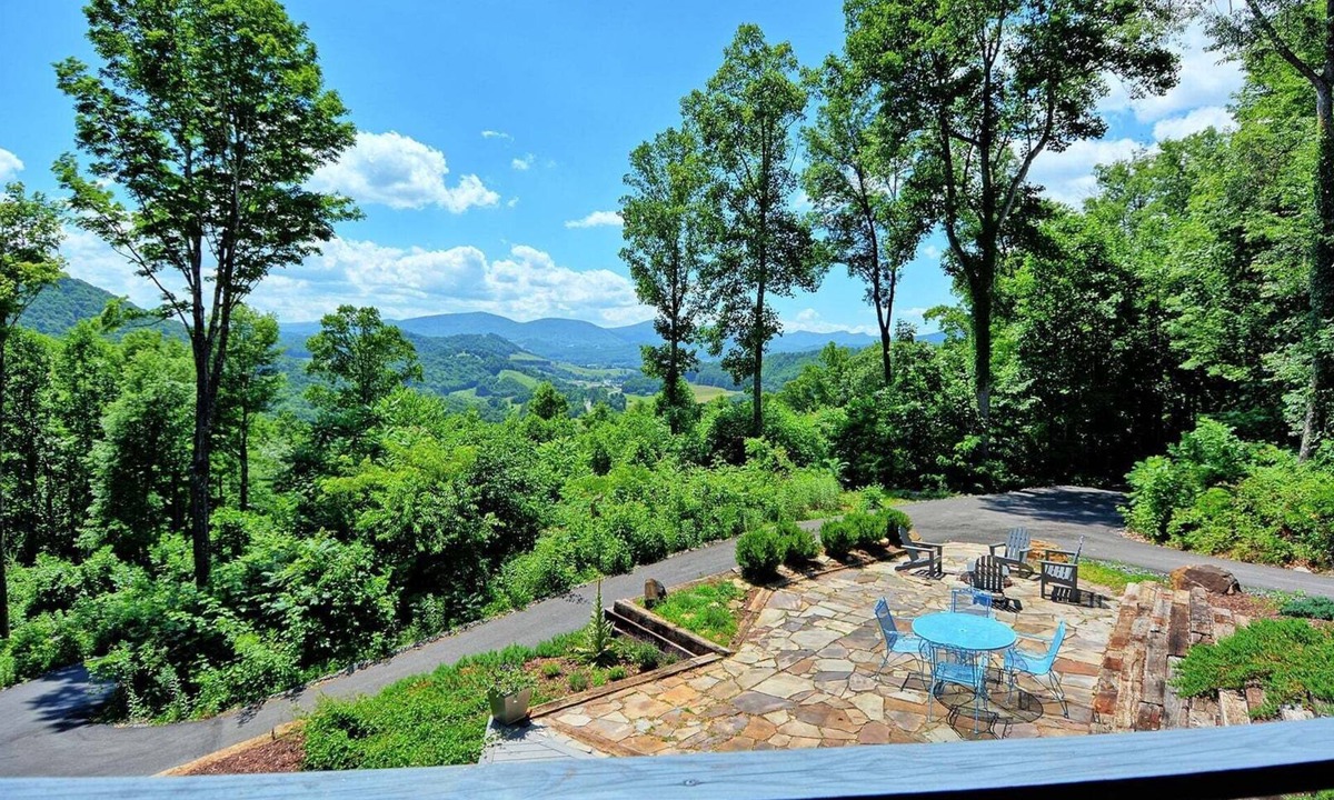 West Jefferson Ski Chalet | A Sunset Ridge in West Jefferson, NC: 3BR Chalet with hot tub, game room, and beautiful views.