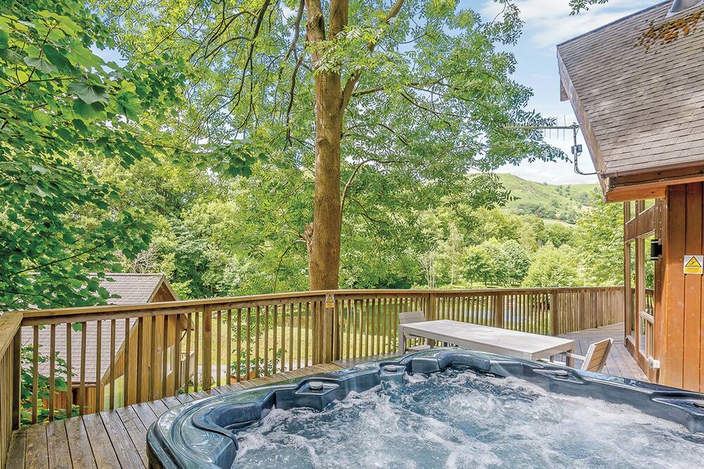 Llangollen Ski Chalet | A superbly appointed impressive two storey luxury lodge.
