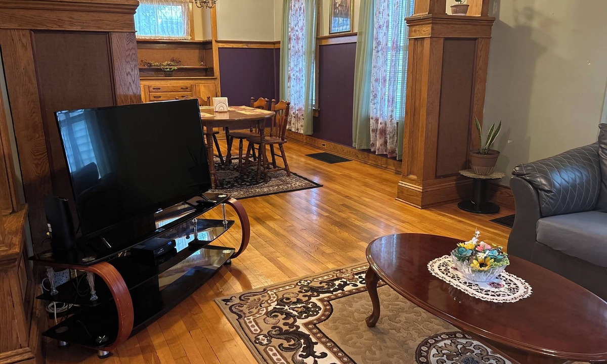 Schenectady House | A sweetheart home 3-bedroom vacation home, 6 minutes to Rivers Casino & Resort