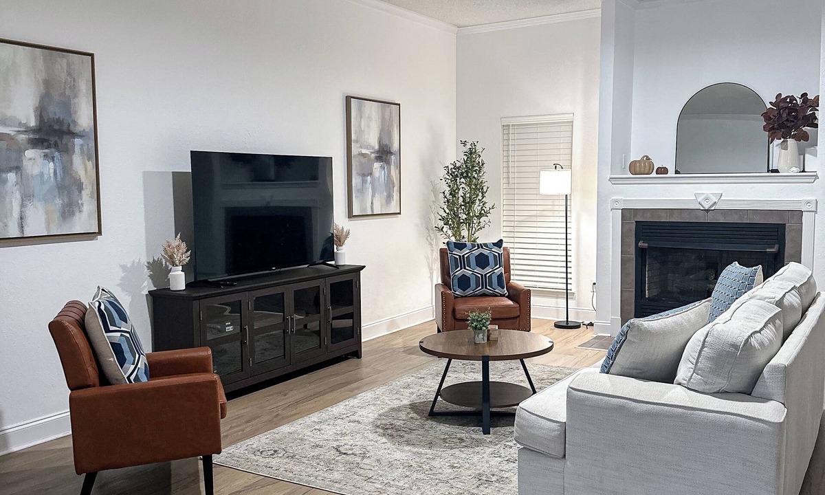 Warner Robins House | A Tasteful Modern Retreat - This home sleeps up to 10 guests!