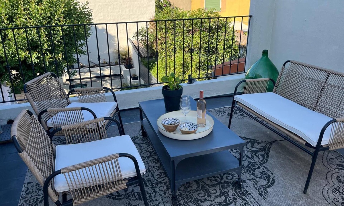 Bas-Vernet Apartment | A terrace close to the city center