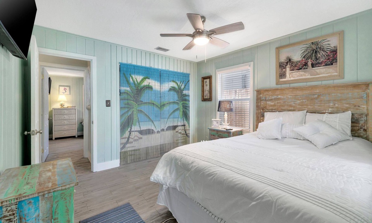 St. Pete Beach House | A TREASURE IN ST. PETE. COZY & COMFORTABLE HOUSE STEPS TO SHOPS AND RESTAURANTS