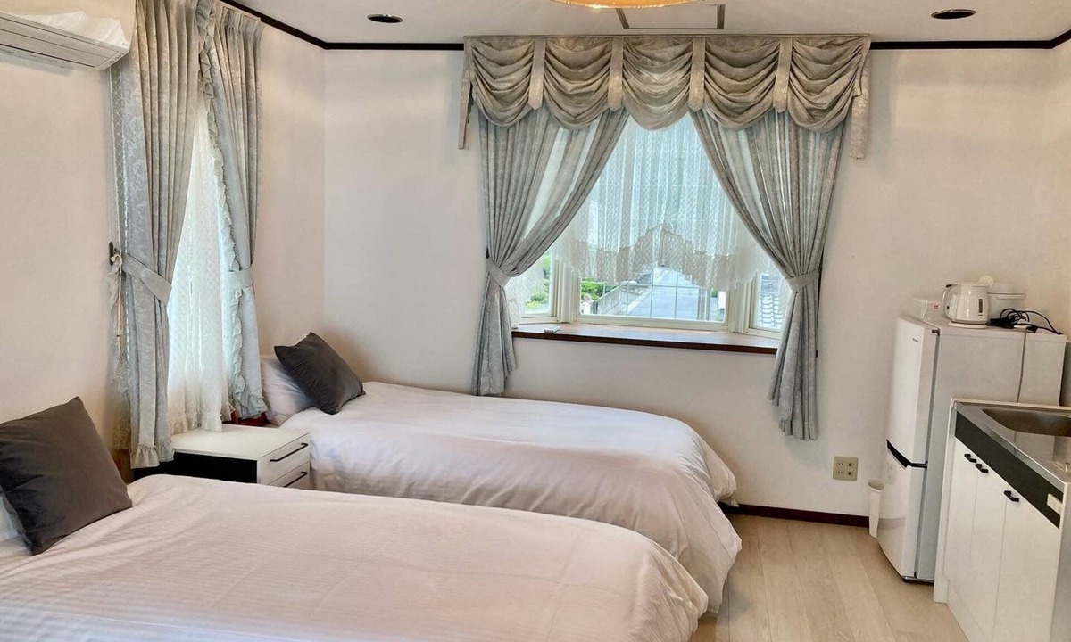 Hamada House | A triple room with a spectacular oceanfront view sunset right in front of you and plenty of amenit/Hamada Shimane
