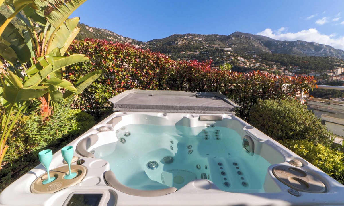 Beausoleil Apartment | A tropical oasis with a garden and a view of Monaco