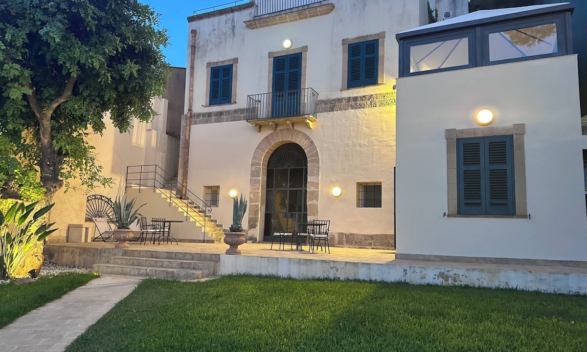 Marsala Villa | A typical 19th-century Sicilian dimora with tuff finishes and stunning view