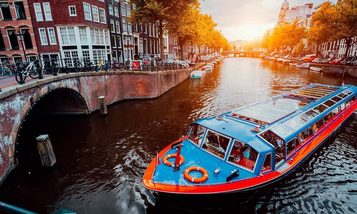 Amsterdam West Apartment | A unique canal-view experience in Amsterdam City Center