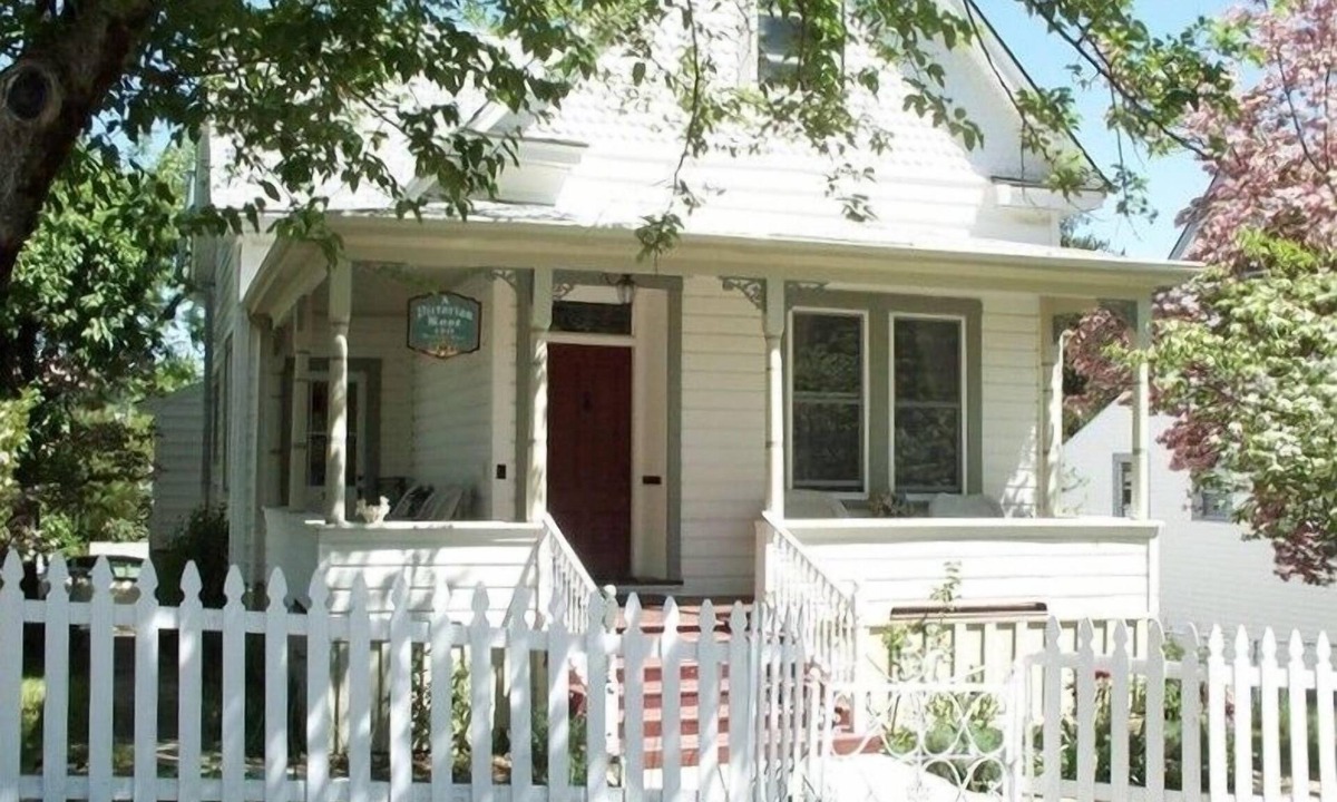 Grass Valley House | A Victorian Rose, DOWNTOWN, Hot Tub, Rec Room,couples, families & groups welcome