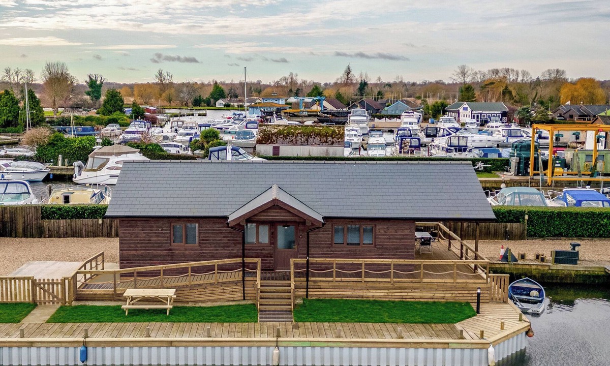 Brundall Cottage | A water’s edge setting in the heart of the Norfolk Broads National Park.
