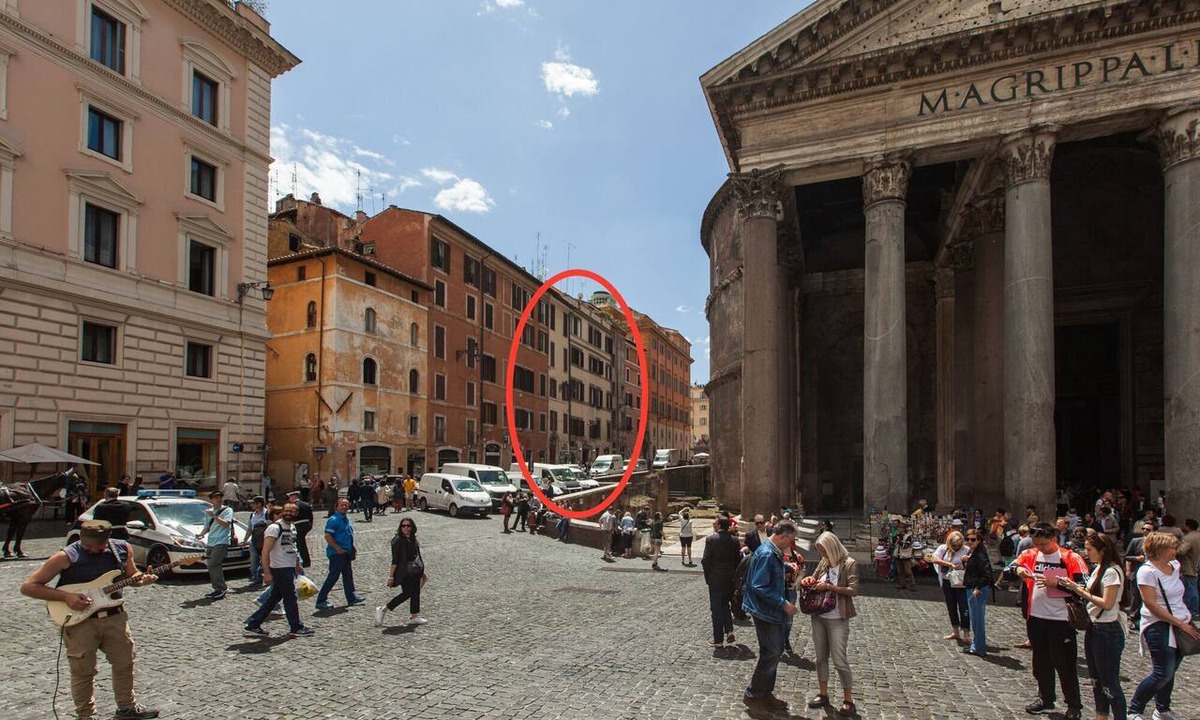 Rione VIII Sant'Eustachio Apartment | A window on Pantheon : It's true! overlooking the Pantheon. Unique experience!